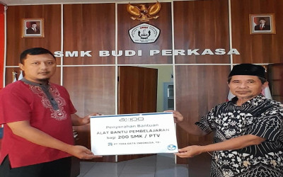Penyerahan Alat Bantu Pembelajaran Bagi SMK PK Budi Perkasa Dari PT. Tera Data Indonusa, Tbk.