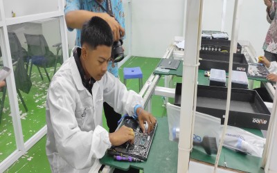 Siswa SMK PK Budi Perkasa Mengikuti P3SV Perakitan Laptop Axioo